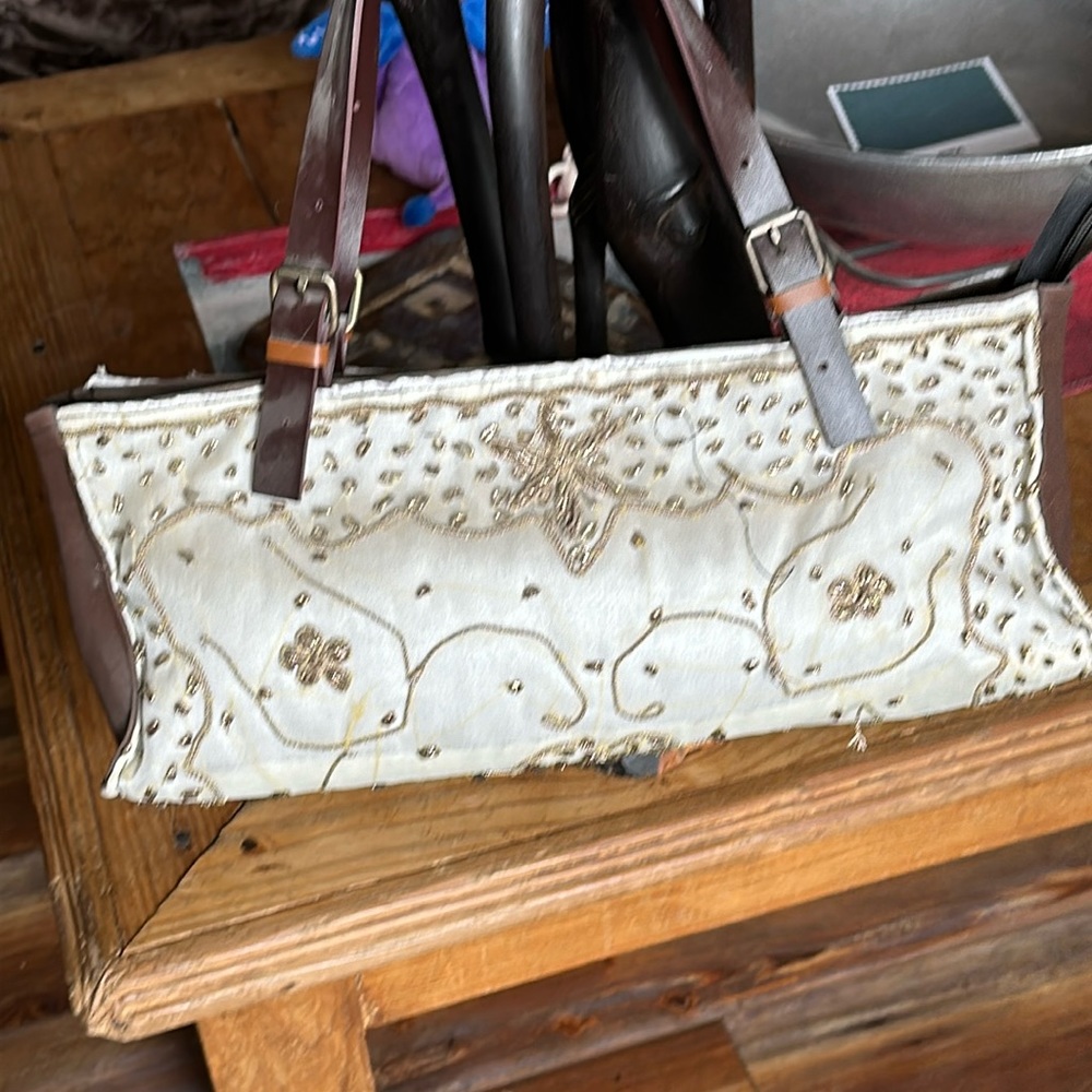 Embroidered fabric purse